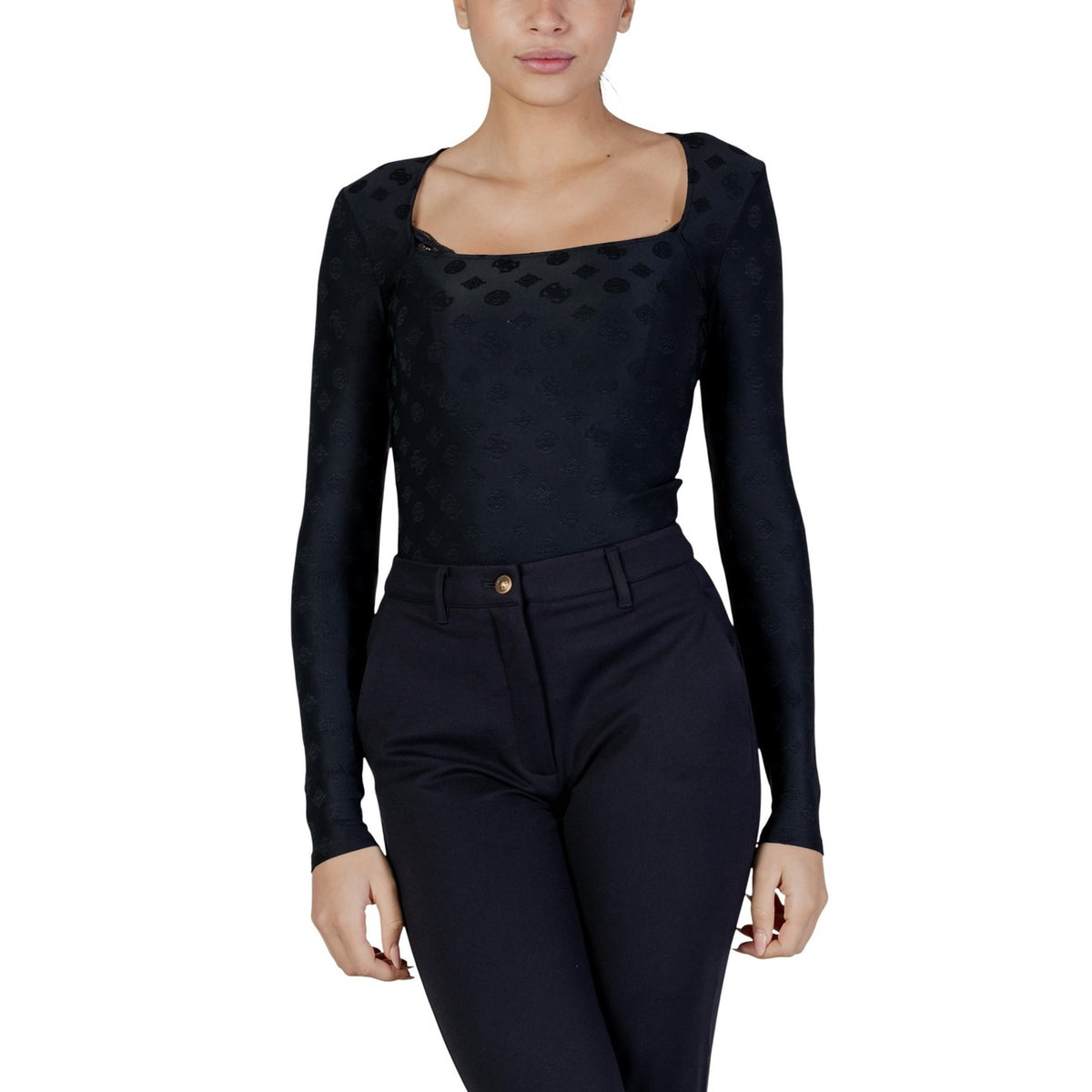 T-shirt Guess donna nera manica lunga scollo quadrato 90% poliammide 10% elastan - vista frontale indossata da modello