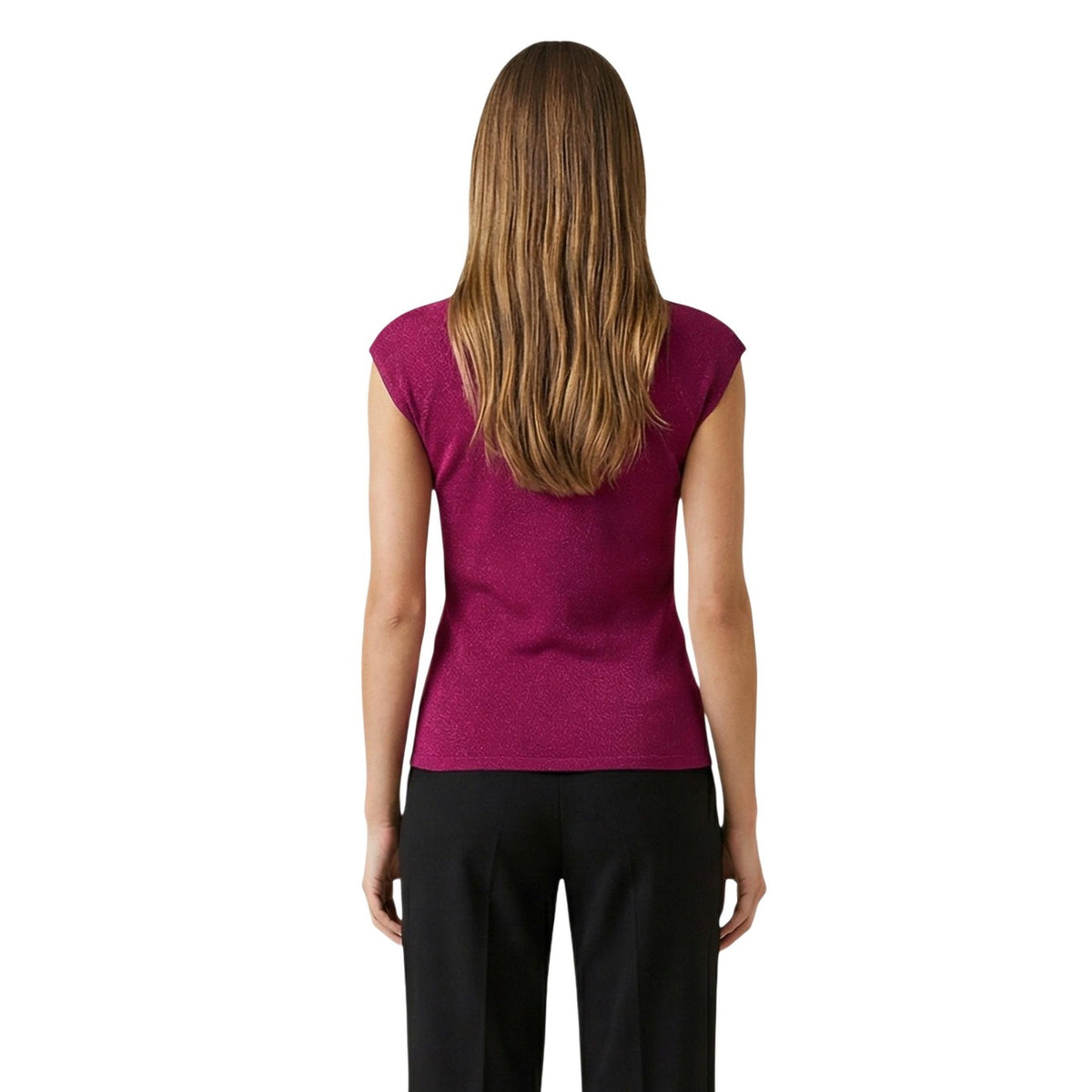 T-shirt Morgan De Toi Divali; 78% viscosa, 16% poliestere, 6% fibre sintetiche. Scollo a V, bottoni sulle spalle, maniche corte accennate. Maglia fluida, traspirante e antipiega per look raffinati. Colore porpora.