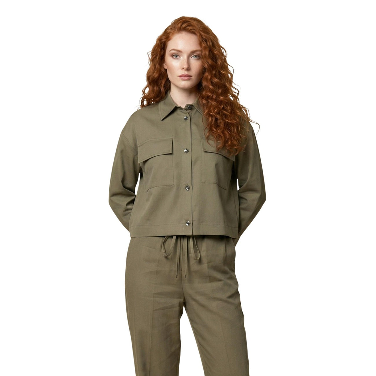 Liu Jo Camicia Lyocell WA6265; 100% fibra sostenibile, vestibilità regolare, tasche frontali. L'essenziale raffinato con un tocco moderno. Colore verde vista frontale