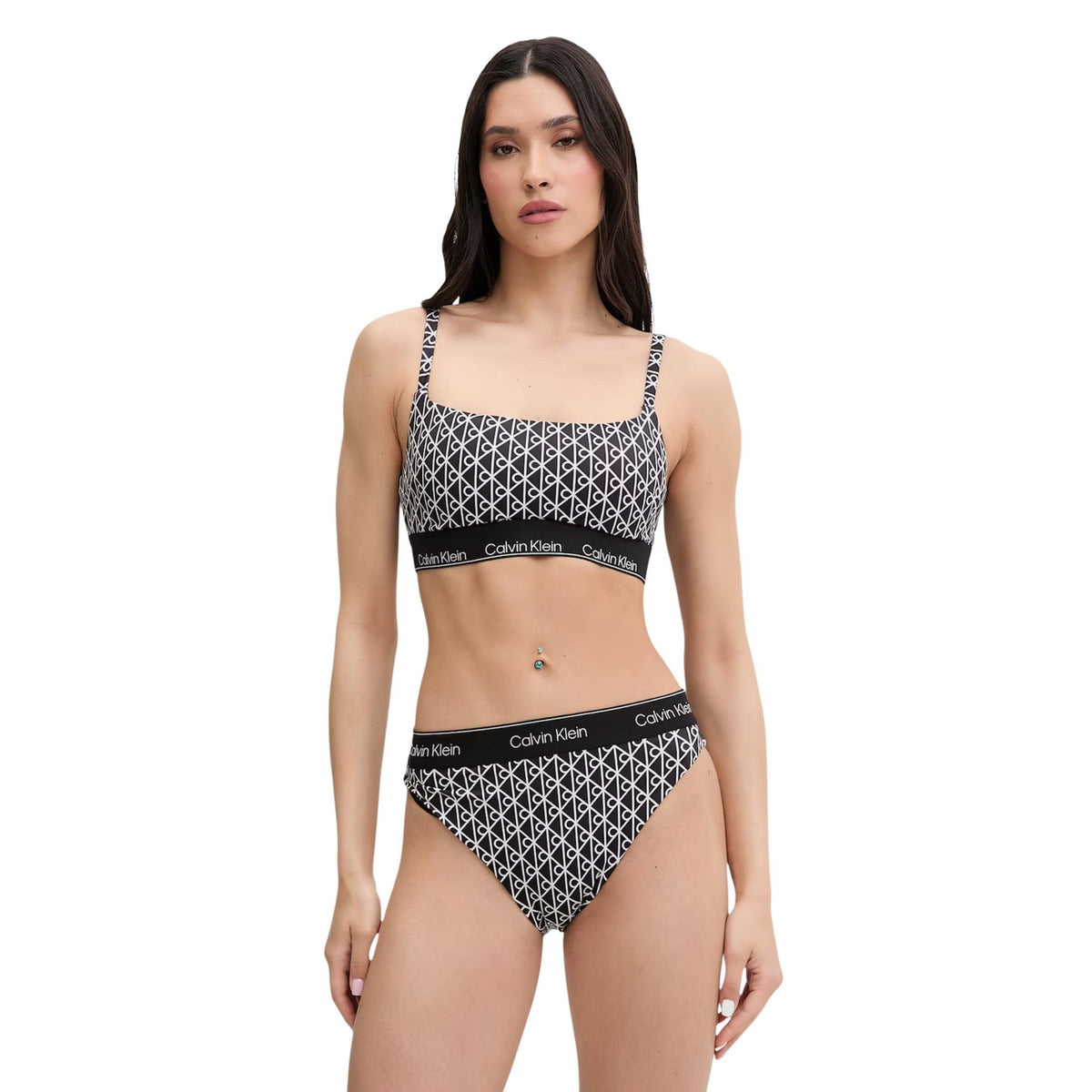 Bralette Bikini CK Jeans; Nero con monogramma bianco. Scollatura quadrata, fascia elastica logata, spalline regolabili. Tessuto stretch riciclato, asciugatura rapida, stile moderno e grafico. Figura intera