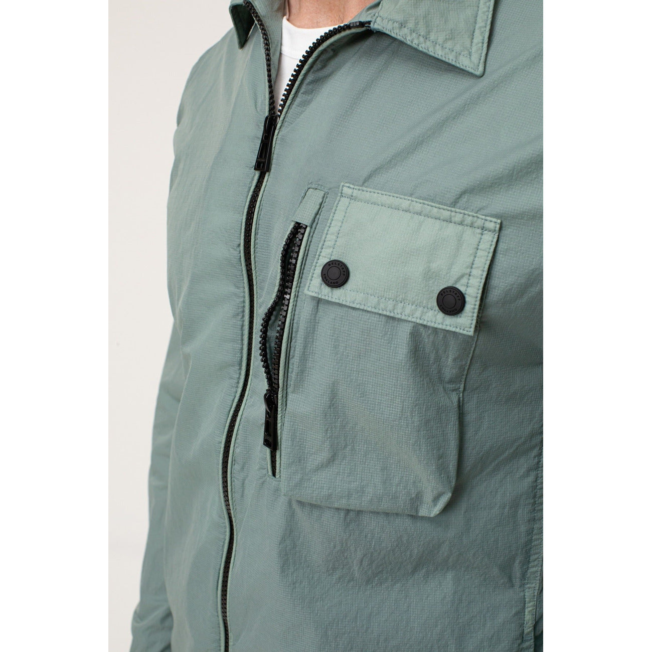Giubbino Belstaff verde RAIL OVERSHIRT STEEL GREEN. poliammide : 100% Vista frontale dettaglio indossato da modello