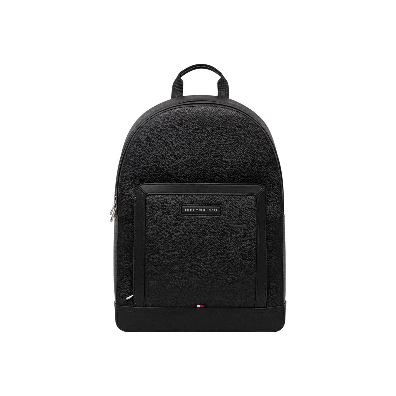 Zaino uomo Tommy Hilfiger; 85% Poliuretano, 15% Poliestere Riciclato nero. Spallacci imbottiti, tasca esterna, logo frontale. Zaino elegante e funzionale per lavoro e tempo libero. Vista frontale