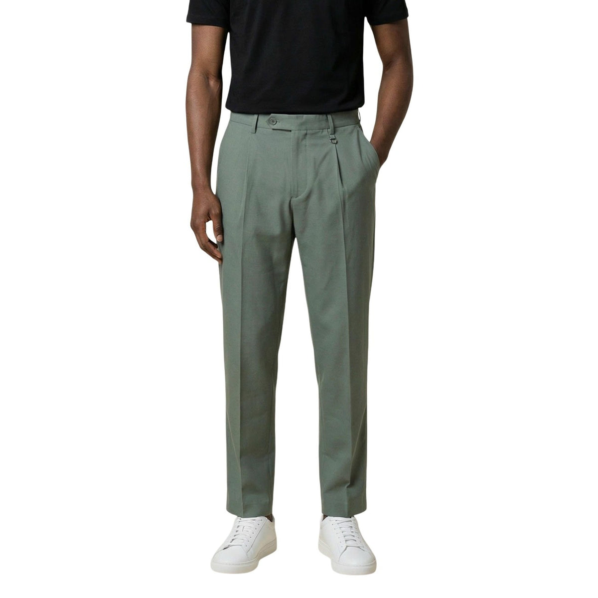 Pantaloni Regular Fit Luis; 60% Lyocell, 40% cotone. Comfort superiore, tessuto fluido e resistente. Il basic essenziale per il guardaroba maschile moderno. Colore verde. Vista frontale indossato