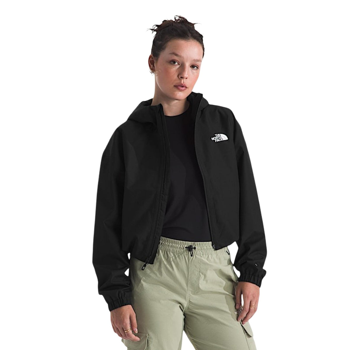 giacchetto da donna THE NORTH FACE W QUEST MONO CROPPED Realizzato al 100% in nylon riciclato. cropped e moderno, con cappuccio integrato e zip frontale. polsini elasticizzati e il logo The North Face applicato sul petto. Vista frontale