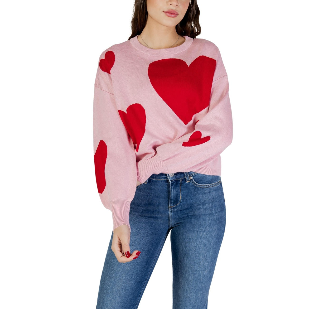 Maglia Only donna rosa con stampa cuori maniche lunghe scollo tondo - vista frontale indossata da modello figura intera