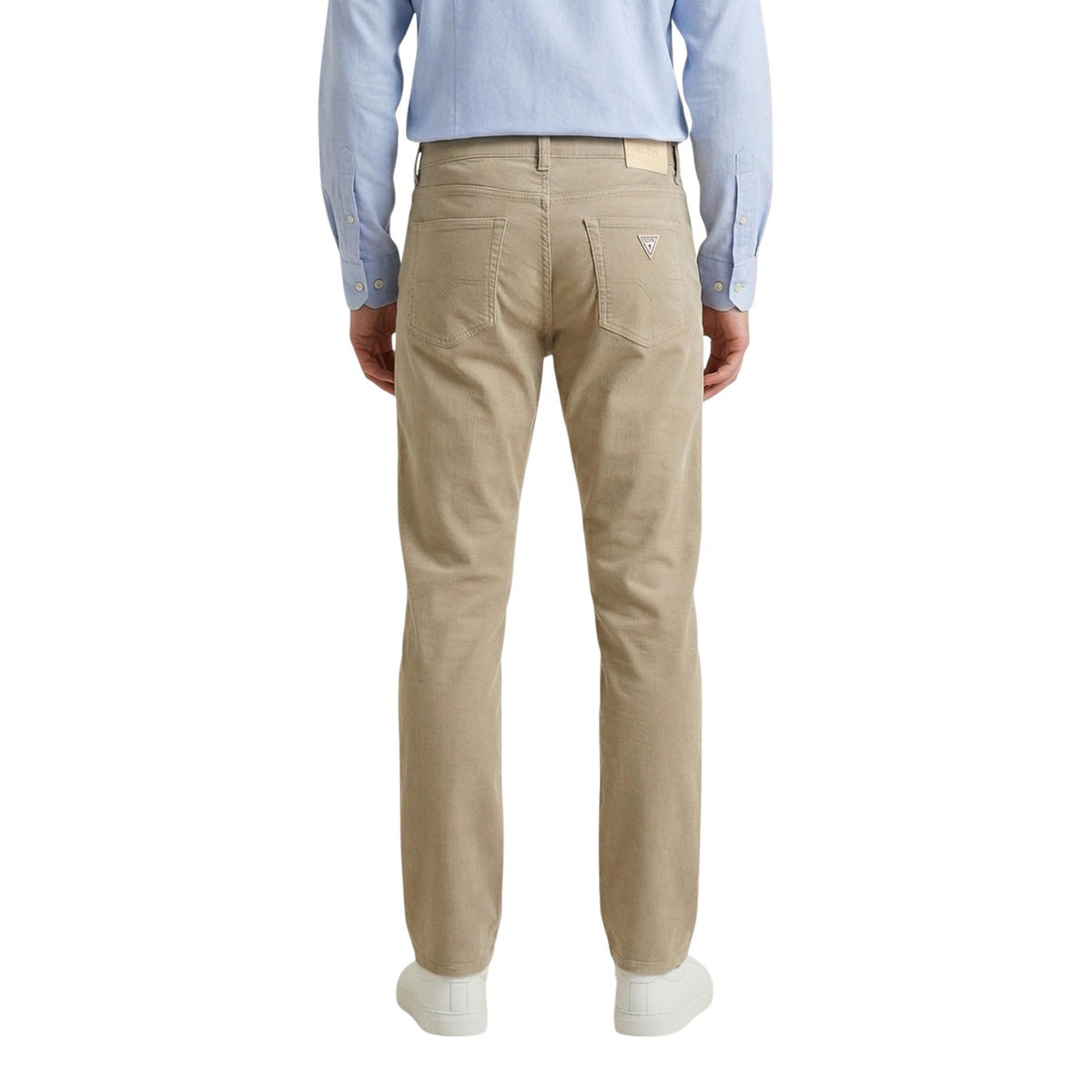 Pantaloni Slim Beige Guess Angels; Cotone Stretch Premium. Modello 5 tasche, vestibilità aderente e flessibile, stile casual-chic. L'indispensabile 4 stagioni per un guardaroba moderno. Vista posteriore
