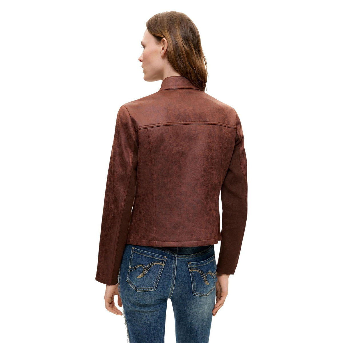 Giacca biker Desigual donna marrone modello CHAQ_BIKERCY. Giubbotto effetto pelle da donna con collo alla coreana, zip e tasche anteriori stile urban rock contemporaneo.