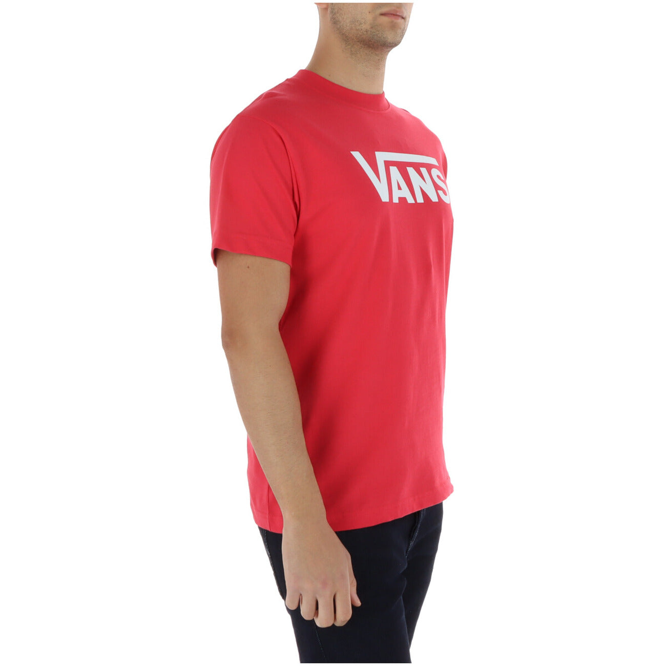 Vans Classic Logo Tee; rossa con stampa bianca, 100% cotone, lavaggio 30°C. La t-shirt simbolo dello streetwear mondiale. Vista frontale Laterale