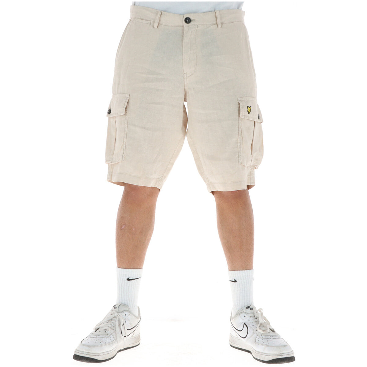 Bermuda Cargo Lyle & Scott 100% Lino; Tasconi laterali, chiusura zip e bottone, logo Golden Eagle. Tessuto naturale traspirante, vestibilità regular. Beige frontale