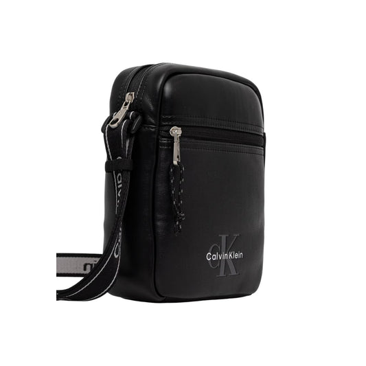 Borsa Tracolla Uomo Calvin Klein Bold Reporter; Nero. 100% Poliuretano liscio, maxi logo frontale, tracolla in nastro logato, tasca esterna zippata. Dimensioni intermedie (18x23 cm), stile casual-streetwear 4 stagioni. Frontale laterale