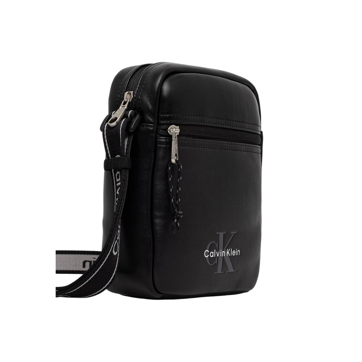 Borsa Tracolla Uomo Calvin Klein Bold Reporter; Nero. 100% Poliuretano liscio, maxi logo frontale, tracolla in nastro logato, tasca esterna zippata. Dimensioni intermedie (18x23 cm), stile casual-streetwear 4 stagioni. Frontale laterale