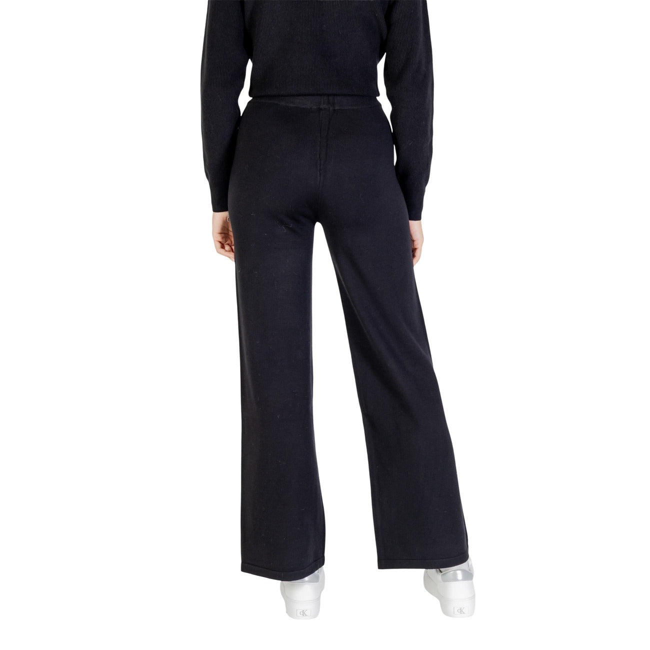 Pantaloni Palazzo Neri Choral; Made in Italy. Tessuto in viscosa pesante, gamba larga, anti-piega. Eleganza sartoriale e comfort termico per la stagione fredda. Il passe-partout definitivo. Posteriore