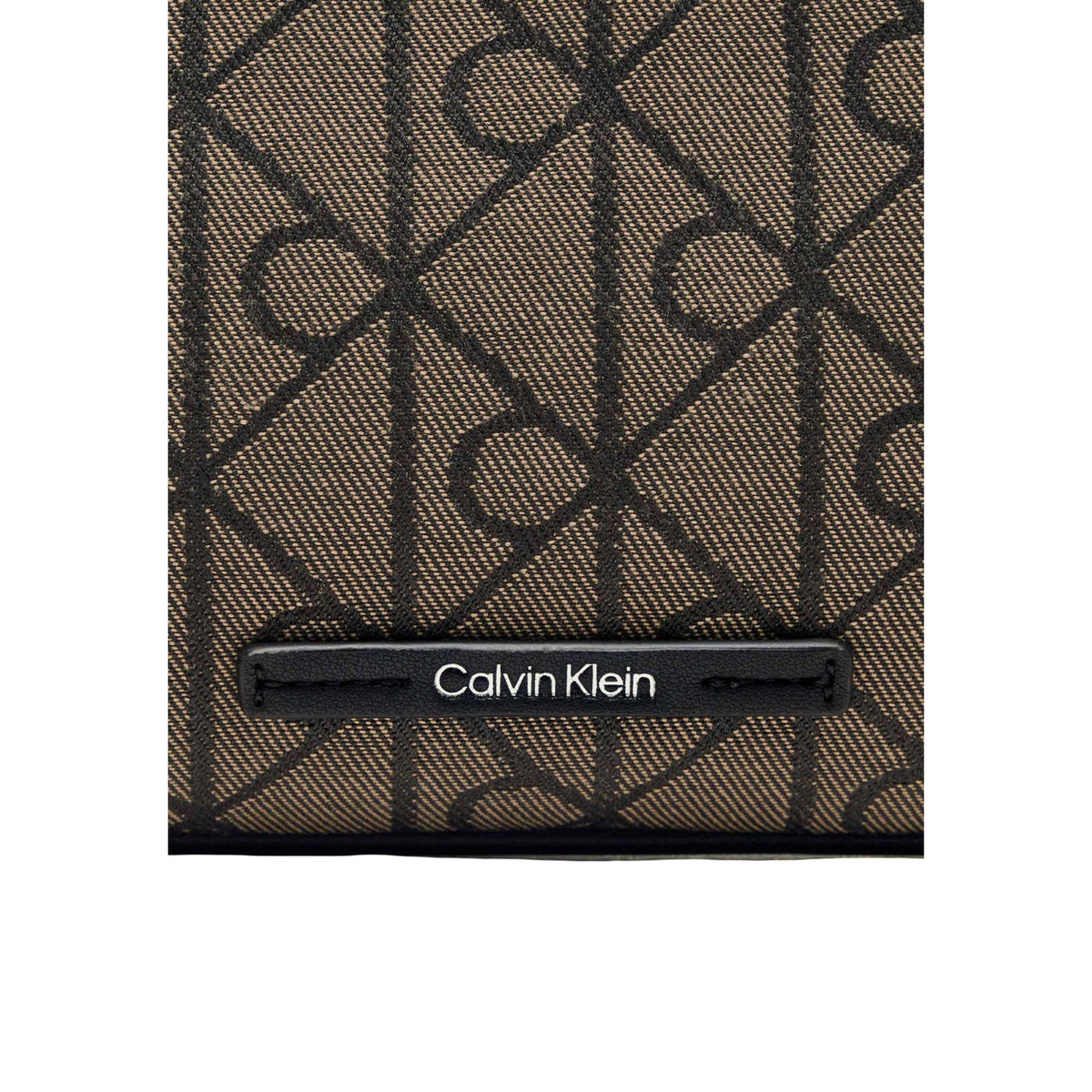 Borsa Mini Calvin Klein Jacquard; Nero. 100% Poliestere riciclato sostenibile, trama logata all-over intrecciata, chiusura con zip e tracolla regolabile. Dimensioni compatte e slanciate (23x14 cm), stile casual-luxury. Dettaglio logo e stampa