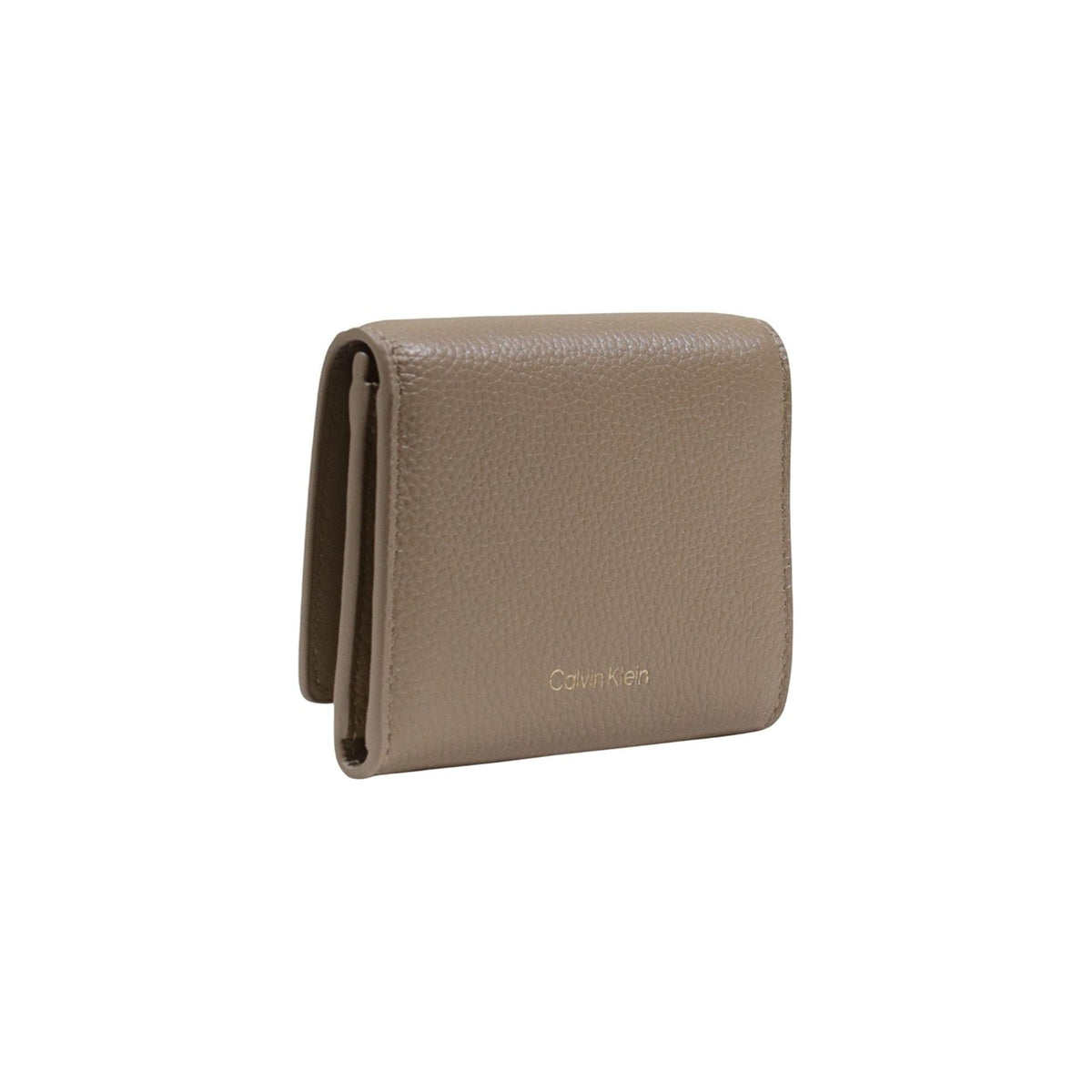 Calvin Klein Trifold Wallet; 100% pelle pebble, tasca monete con zip, logo metallico. L'essenziale di classe in formato compatto.Colore beige vista frontale