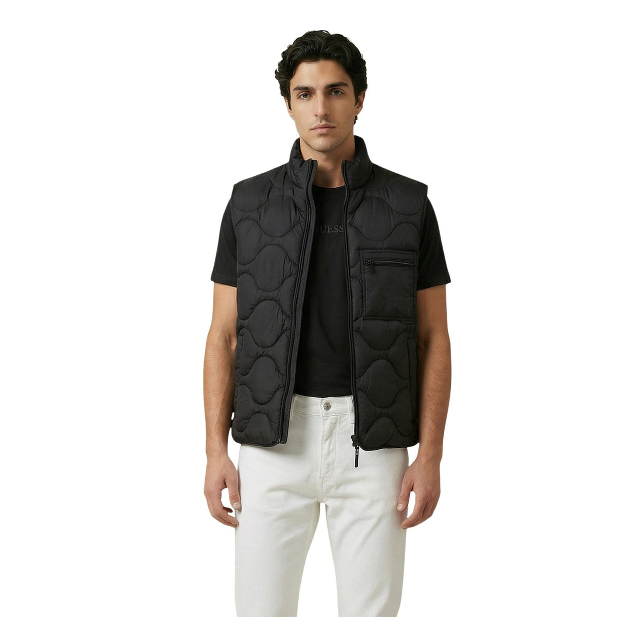Dettaglio smanicato Calvin Klein Jeans uomo nero con tasche anteriori e logo applicato