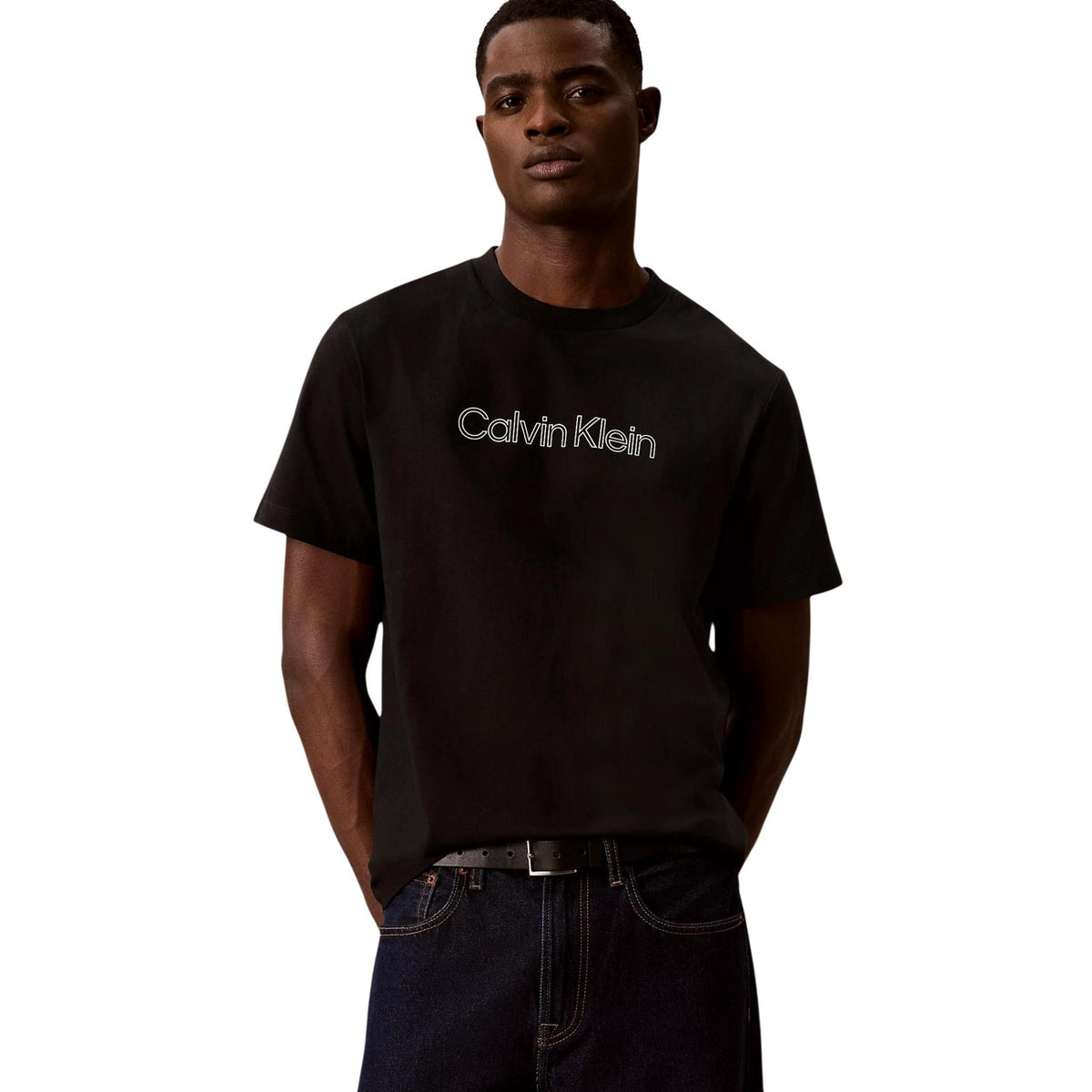 T-shirt Calvin Klein Jeans uomo nera modello LV04LG812G. Maglietta nera a maniche corte in cotone con vestibilità comoda e stampa logo gommata in rilievo sul petto, t-shirt sportiva girocollo stile streetwear.