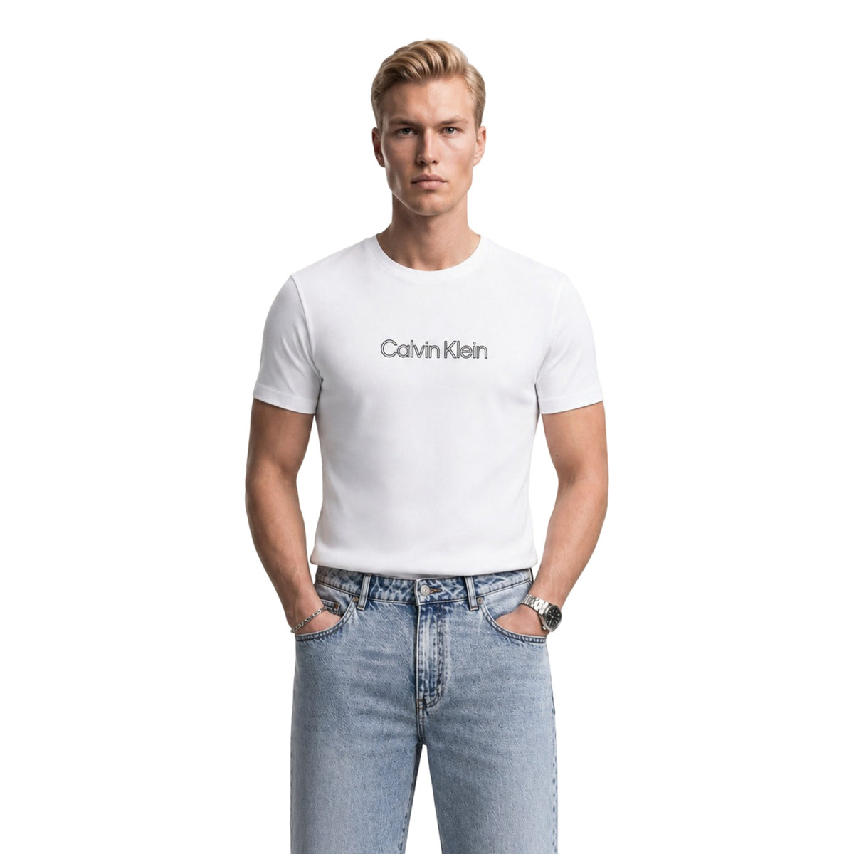 T-shirt Bianca Uomo Calvin Klein Jeans; 100% Cotone, maniche corte, scollatura a girocollo con logo sul petto. Tessuto leggero e traspirante, stile casual e intramontabile per ogni stagione. Vista frontale