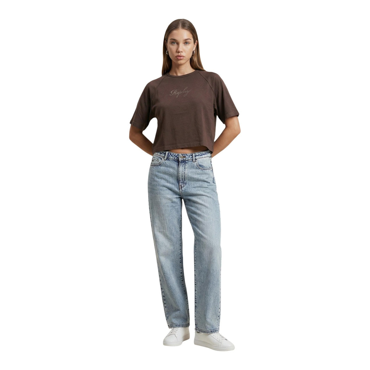 T-shirt Replay W3447D; 100% cotone, vestibilità oversize cropped. Maniche raglan, logo ricamato, scollo tondo. Capo fresco, versatile e di tendenza per outfit casual-urban. Vista frontale