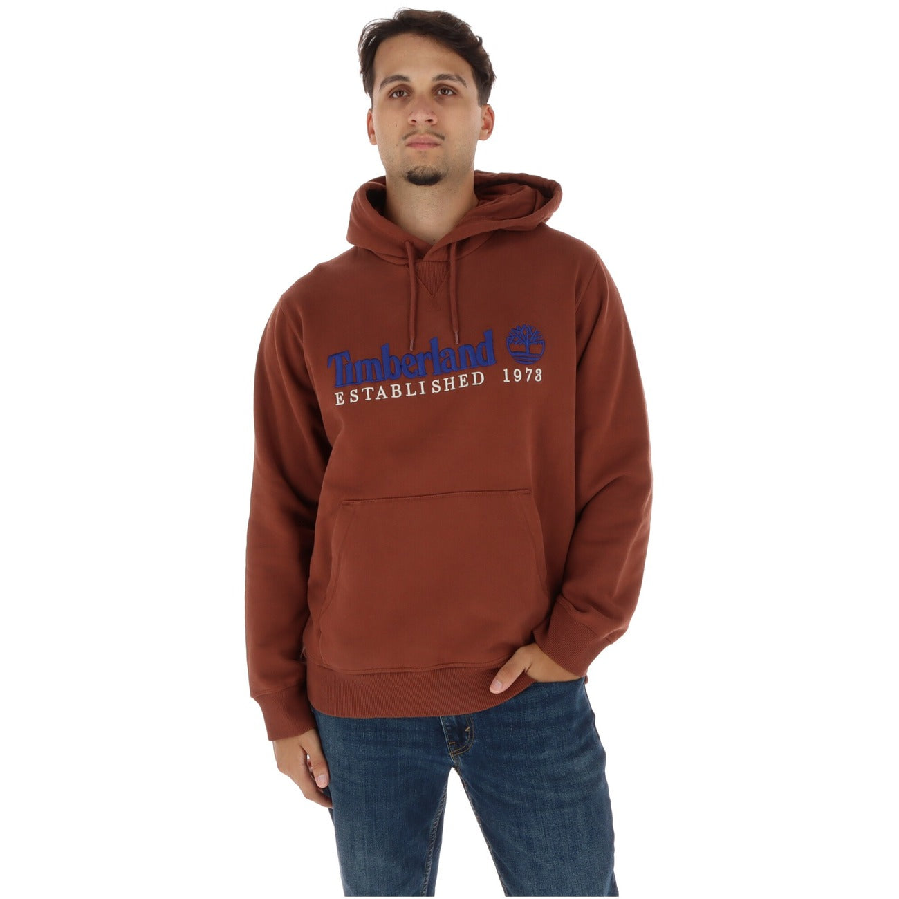 Felpa Timberland uomo marrone TBC0YHB6. Hoodie classica in cotone e poliestere con cappuccio regolabile, tasca frontale a marsupio e logo Timberland ricamato.