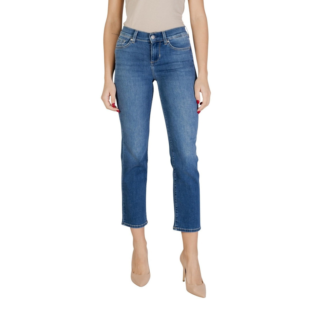 Jeans Liu Jo donna blu con zip e bottone tasche anteriori e posteriori 83% cotone 10% poliestere 5% altre fibre - vista frontale indossata da modello figura intera