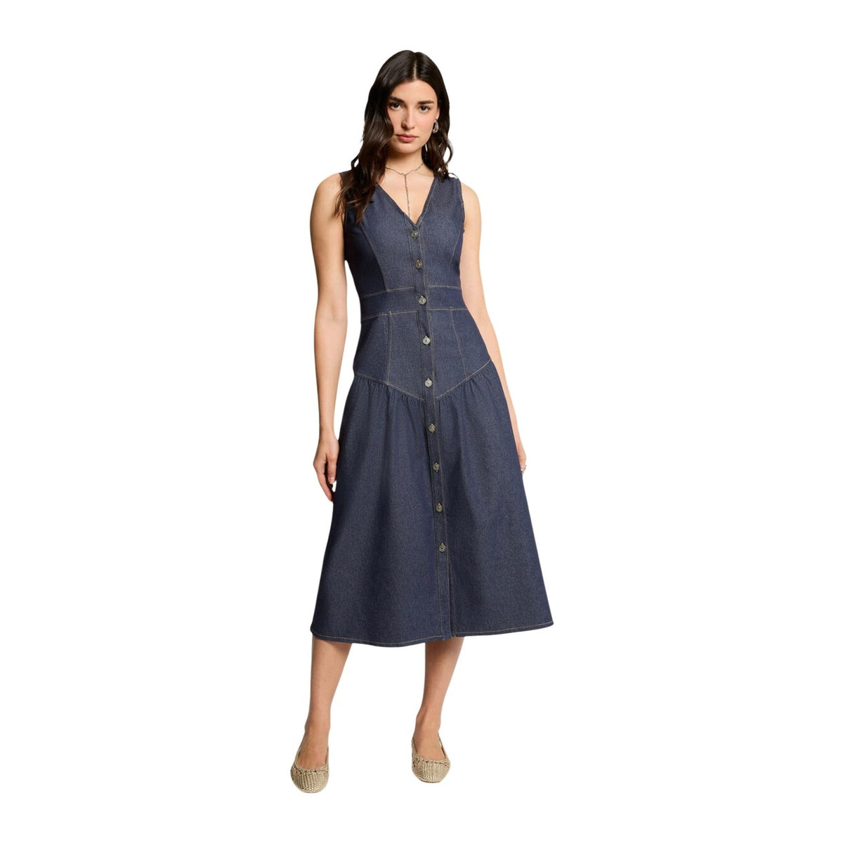 Abito lungo Morgan De Toi RJAN; 72% cotone, 25% poliestere, 3% elastam. Chiusura a bottoni, scollo a V, senza maniche. Taglio svasato, tessuto elasticizzato di alta qualità, stile versatile e chic. Vista frontale