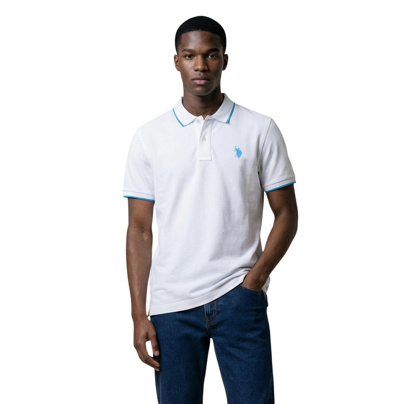 Polo U.S. Polo Assn. US43; 100% cotone piquet, maniche corte. Righe a contrasto su colletto e maniche, logo ricamato, chiusura 2 bottoni. Traspirante, resistente e versatile. Colore bianco vista frontale