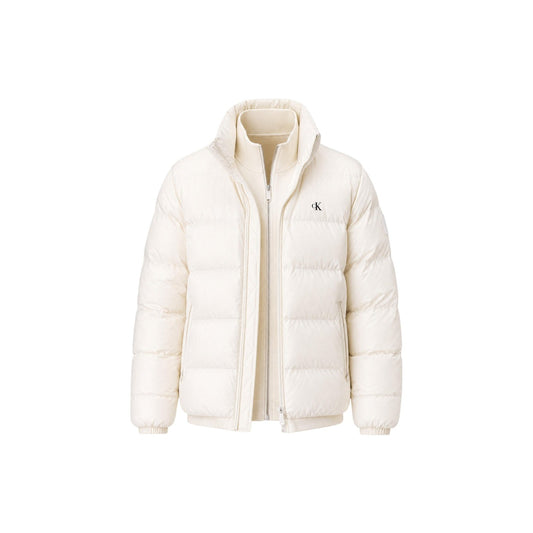 Piumino Calvin Klein uomo bianco LV04RG515G. Giaccone invernale pesante in poliestere riciclato ecosostenibile con logo cK ricamato, cappuccio, tasche laterali oblique e vestibilità regolare normal fit.