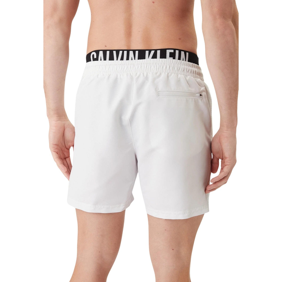Calvin Klein Medium Double Swim Shorts; 100% poliestere, funzione water-resistant, tasche laterali e posteriori. Il costume iconico con doppia banda logata. Colore bianco. Vista posteriore