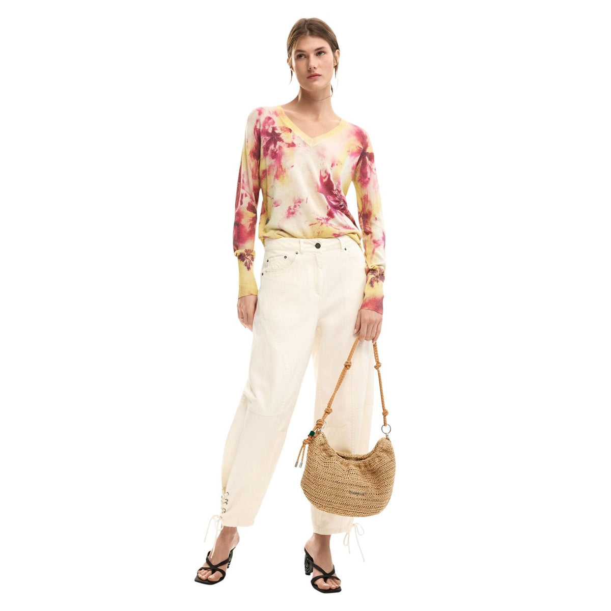 Desigual Maglione LEGGERO A FIORI Donna Collezione 2026. Manica lunga scollo a V vista frontale intera Indossata da modella