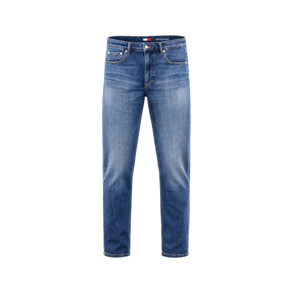 Jeans Uomo Blu Tommy Hilfiger Jeans; Modello Ryan Slim. 99% cotone e 1% elastam, vita media e chiusura con zip. Design 5 tasche con effetto vissuto e cuciture a contrasto, stile casual 4 stagioni. Vista stesa frontale