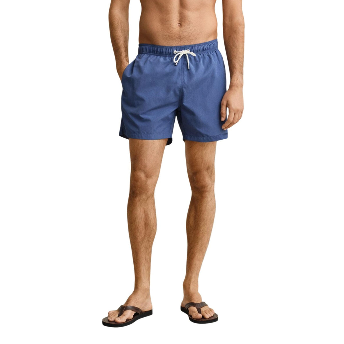 Boxer mare GANT; 100% poliammide riciclata, coulisse in vita, tasche funzionali, fodera in mesh. Stile elegante e sostenibile. Colore blu. Vista frontale