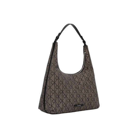 Borsa a Spalla Donna Calvin Klein Jacquard; Nero. 100% Poliestere riciclato ecosostenibile, trama logata all-over intrecciata, chiusura zippata e tracolla regolabile. Misure ampie e capienti (37x20 cm), stile contemporaneo 4 stagioni. Frontale laterale