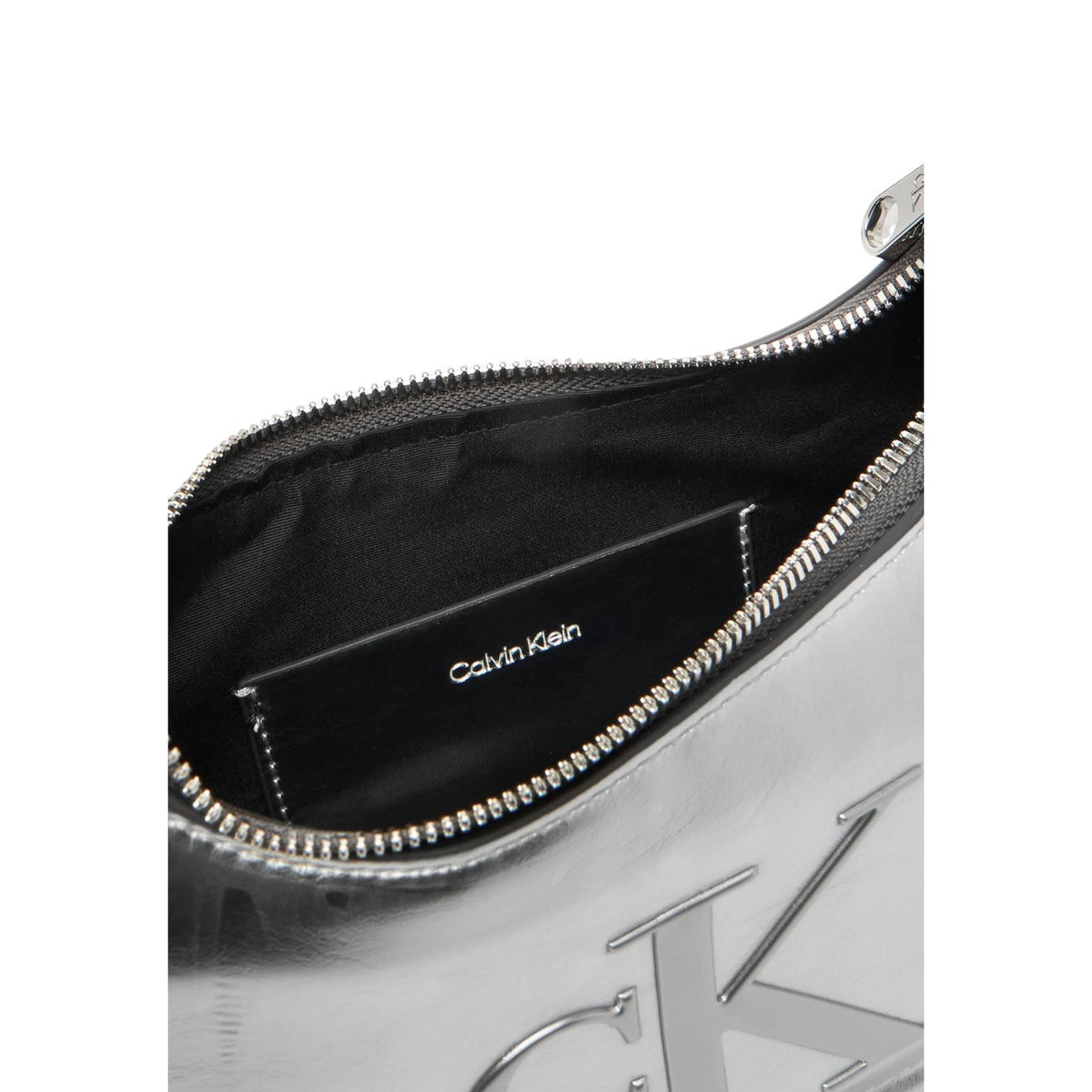 Borsa a spalla Calvin Klein Bold CK; Colore Argento Metallico. 100% Poliuretano, chiusura a zip, interno foderato con porta carte. Design capiente e futuristico. Dettaglio apertura