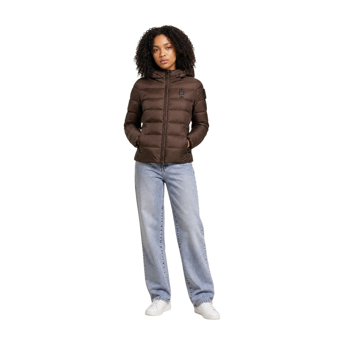 Piumino donna Blauer marrone Charme 26WBLDC03037. Giubbotto corto da donna marrone slim fit trapuntato orizzontale con cappuccio avvolgente, zip doppio cursore e logo Blauer su petto e manica, giacca invernale calda e casual chic.