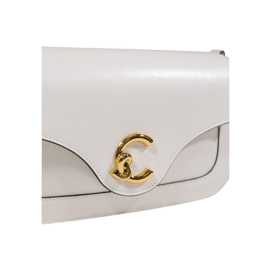 Coccinelle C-Me Shoulder Bag; pelle martellata, chiusura magnetica, logo iconico C-Me. Dimensioni medie, versatile e resistente. Vista frontale dettaglio logo