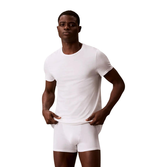 Pack 3 T-shirt Calvin Klein Underwear; 100% Cotone. Girocollo, maniche corte, logo ricamato sull'orlo. Vestibilità classica, traspirante e senza etichetta. Bianco