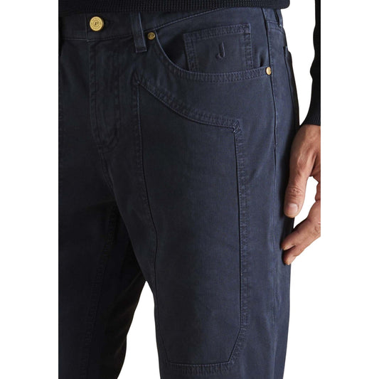 Jeckerson JOHN Slim Jeans; cotone elasticizzato, toppa iconica, 5 tasche, taglio slim raffinato. Il must-have versatile per l'uomo contemporaneo. Colore blu vista dettaglio tasca