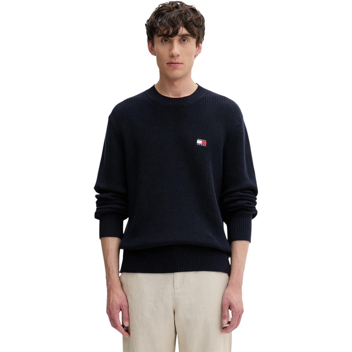 Maglione Tommy Jeans uomo blu DM0DM20923. Pullover a girocollo in cotone sostenibile con lavorazione a maglia spessa, maniche lunghe, bordi a costine e logo classico applicato sul petto.