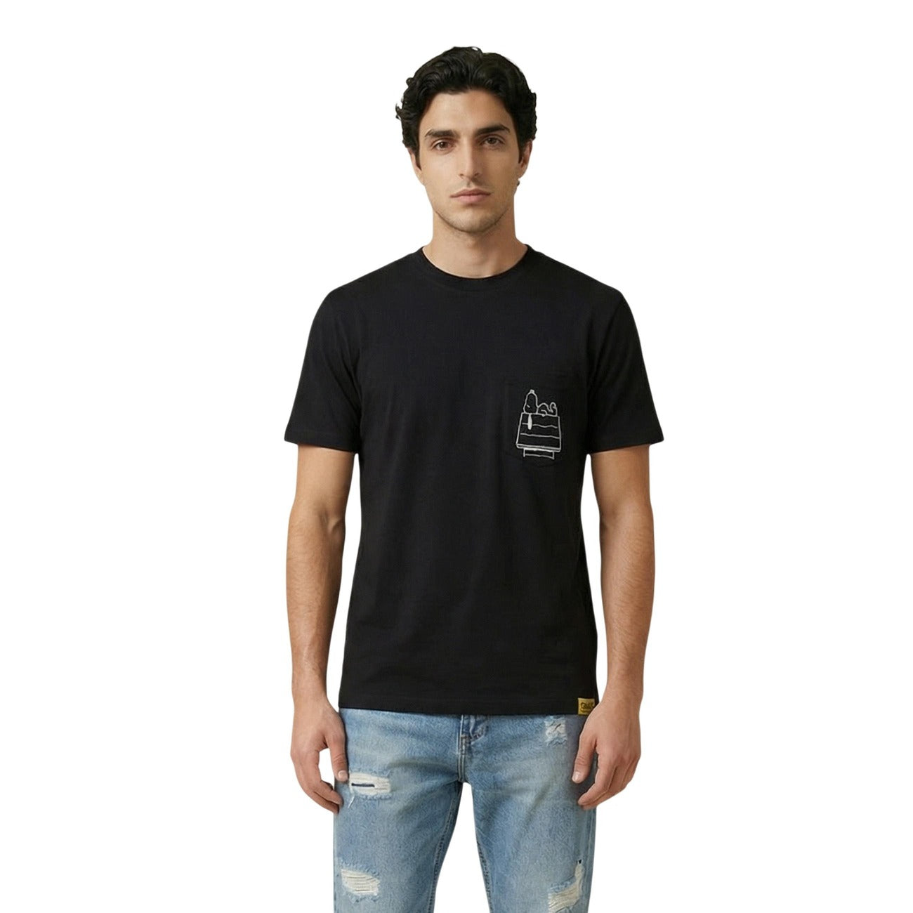 Only & Sons T-shirt nera Peanuts con taschino; maglietta in cotone morbido, grafica Snoopy/Peanuts frontale e vestibilità versatile, ideale per outfit quotidiani in abbinamento a jeans e sneakers. Vista frontale
