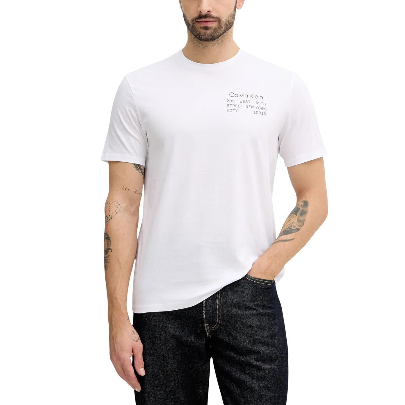 T-shirt CK Jeans Address Logo; 100% Cotone. Bianco con stampa grafica nera, maniche corte, regular fit. Comfort traspirante, stile essenziale per tutte le stagioni.