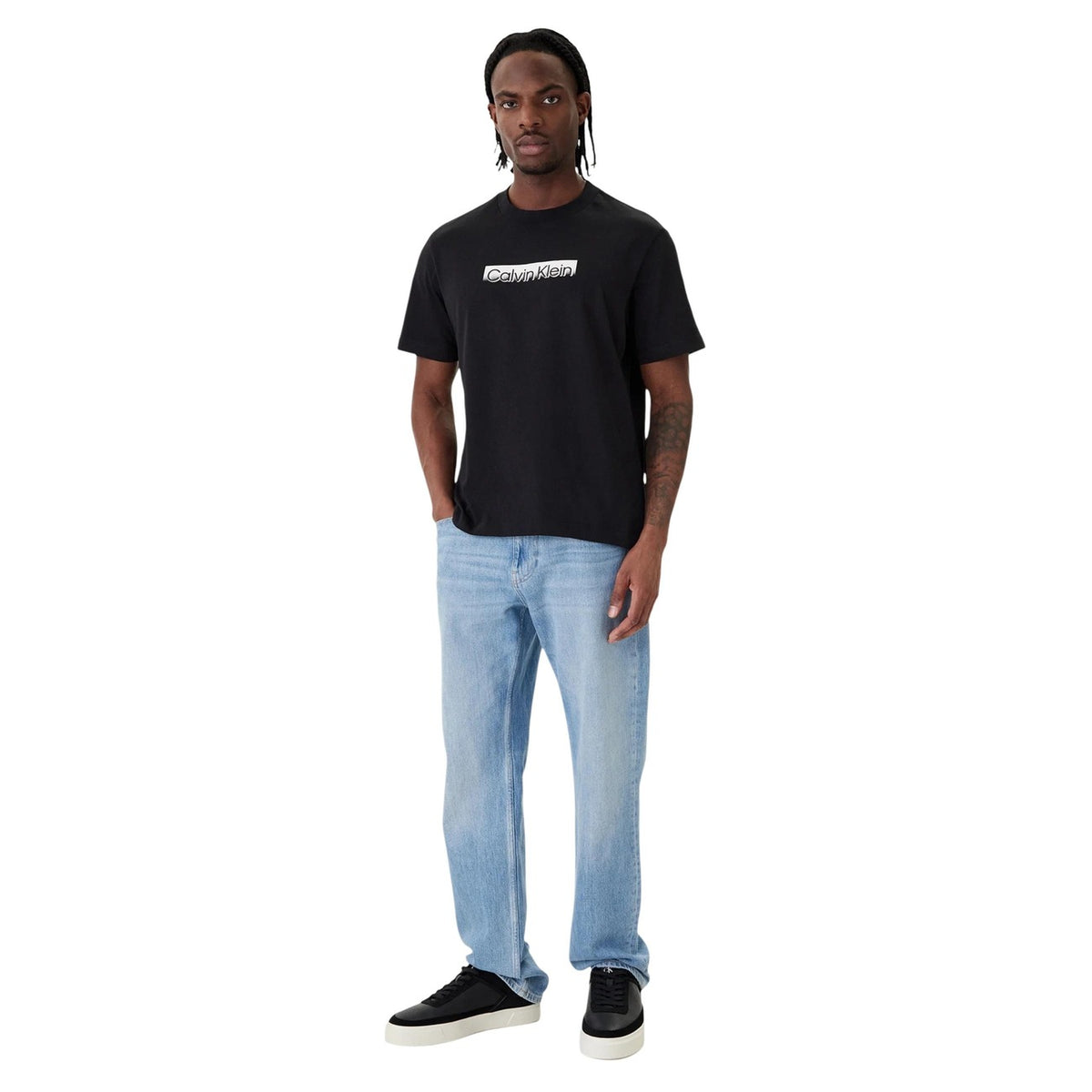 T-shirt nera Calvin Klein LV04LF812G, 100% cotone, vestibilità regular; maglia a maniche corte con logo centrale stampato, stile contemporaneo e versatile. Vista frontale Figura intera