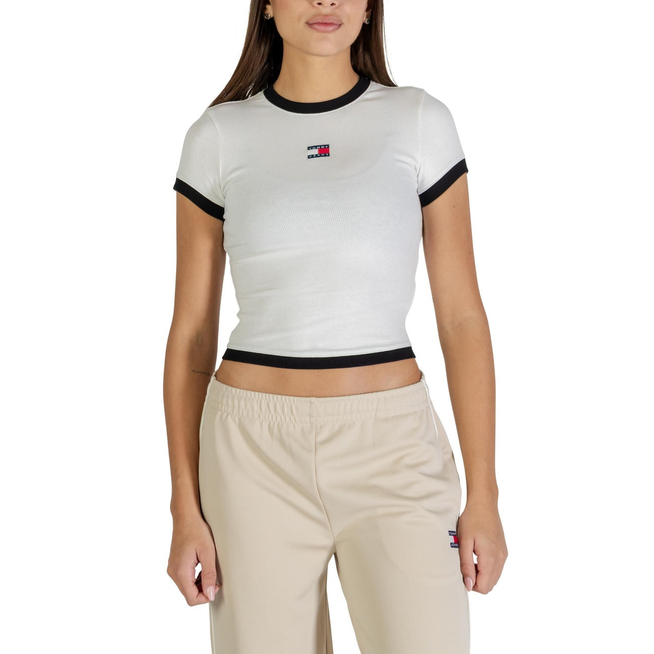 T-shirt a coste Tommy Jeans; cotone stretch, slim fit, bordi a contrasto, distintivo logato. Stile 90s iconico e vestibilità flessibile. Colore bianco