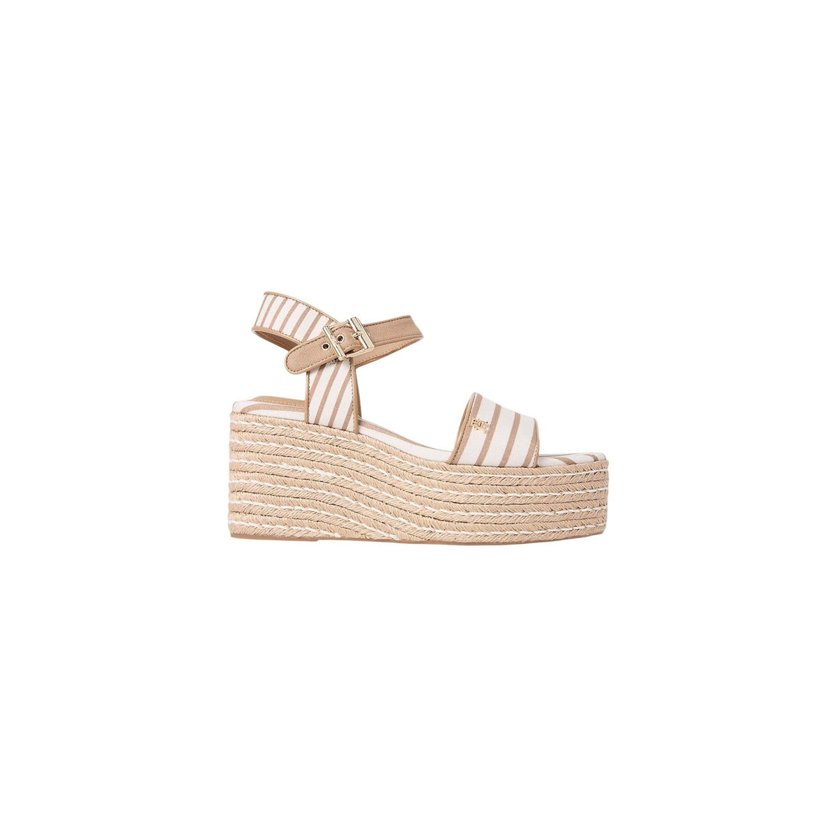 Espadrillas plateau Tommy Hilfiger; 100% cotone, interno nappa, suola in juta e gomma. Motivo a righe navy, cinturino alla caviglia, monogramma TH. Sandali alti aperti in punta, stile nautico chic. Vista laterale