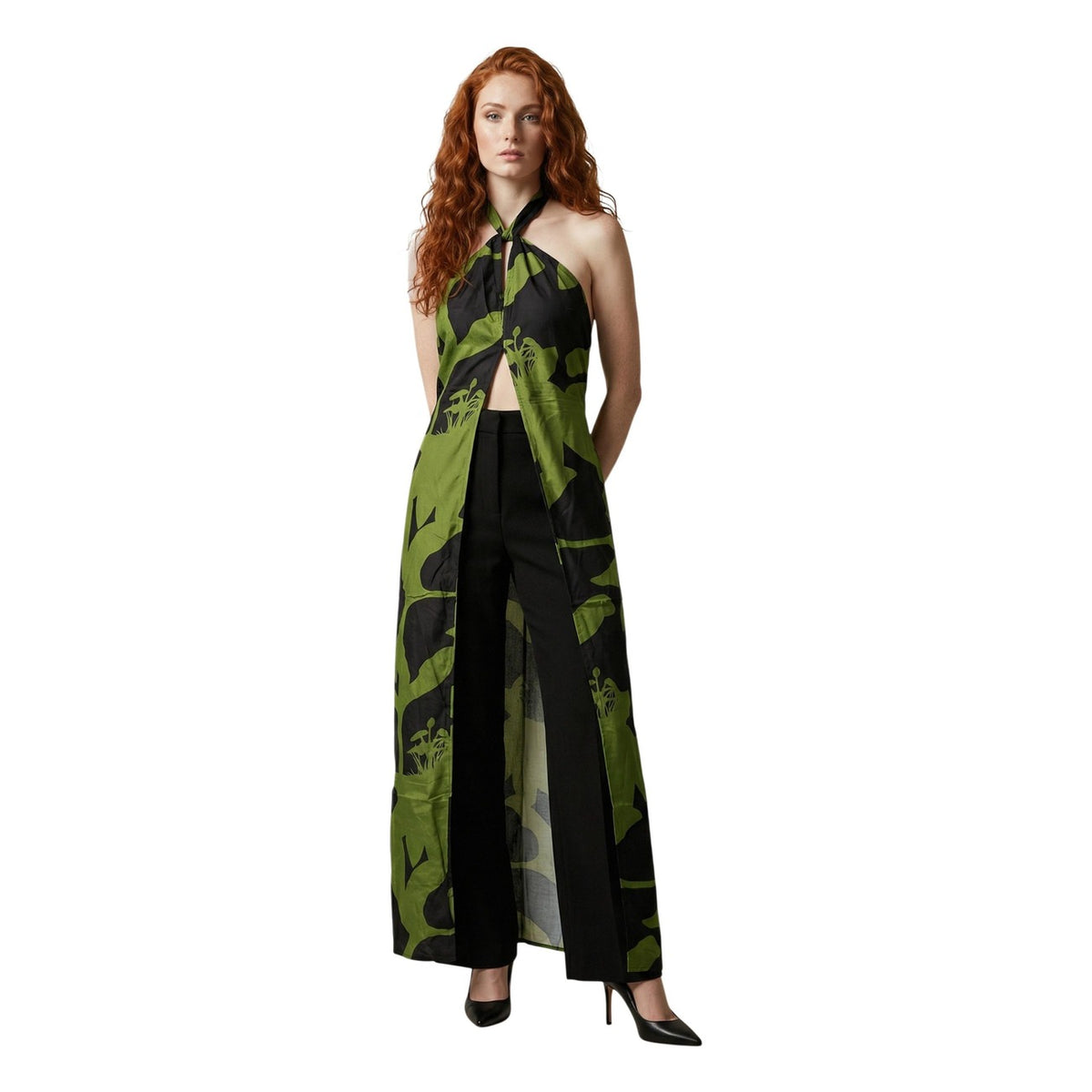 Abito lungo Replay W9231; 100% viscosa, scollo all'americana incrociato. Stampa botanica grafica, apertura frontale, design maxi fluido. Stile sofisticato ed esclusivo per occasioni speciali. Colore verde vista frontale