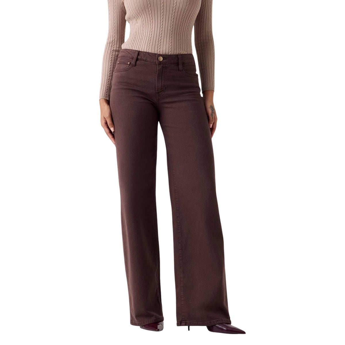 Jeans Guess Sexy Palazzo; Denim Stretch con TENCEL™ Modal. Wide Leg, vita bassa, 5 tasche. Jeans donna ecosostenibili dalla morbidezza superiore e vestibilità fluida. Colore marrone vista frontale