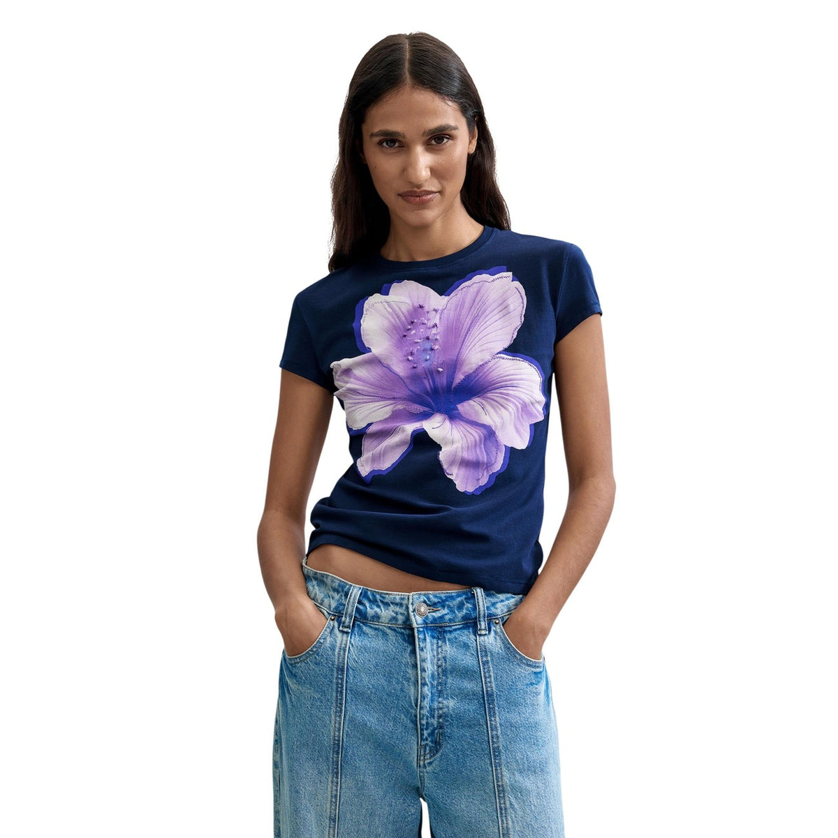 T-shirt Desigual donna blu floreale modello TS_YOKOHAMA. Maglietta a maniche corte in cotone blu scuro con grande disegno di fiori sul davanti stile casual, colorato e urban chic.