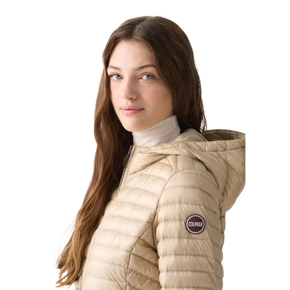 Piumino donna Colmar Originals nero 100 grammi 2213 9VX. Giacca leggera da donna nera sciancrata con cappuccio fisso, zip doppio cursore e tessuto riciclato idrorepellente, capospalla primaverile casual e femminile.