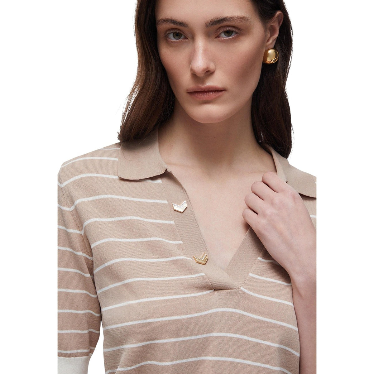 Liu Jo Maglia beige a Righe TA6215; polo in maglia di viscosa con scollo a V e bottoni rifiniti. Design a righe moderno con profili a costine. Vista frontale Dettaglio scollo