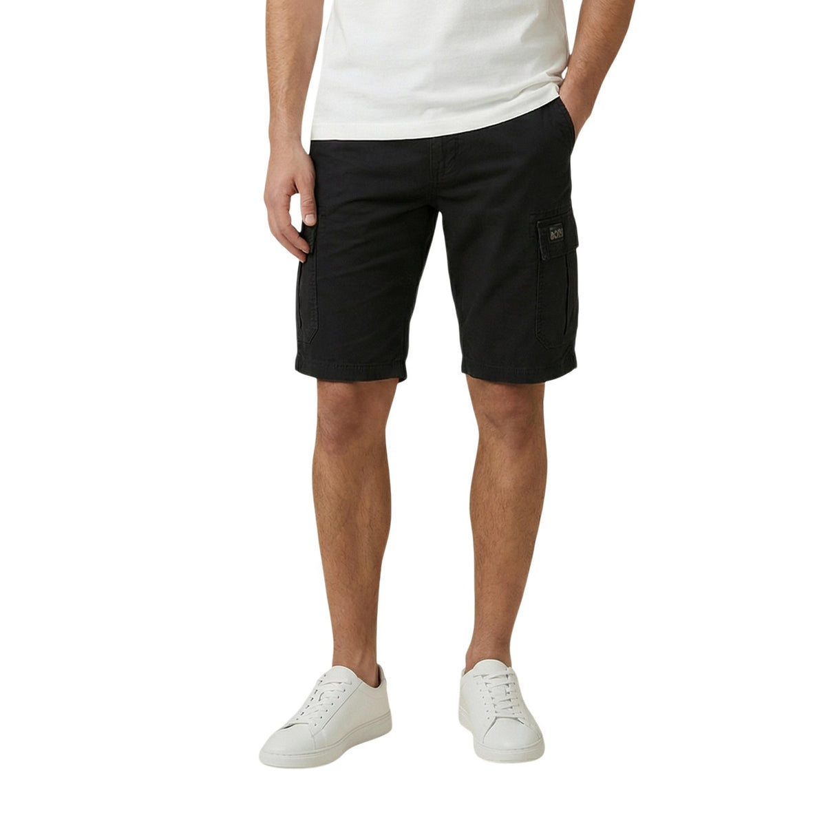 bermuda neri da uomo Tommy Hilfiger Jeans. Realizzati con il 97% di cotone rigenerato e il 3% di elastam/lycra. lunghezza sopra il ginocchio e la chiusura con bottone e zip. Vista frontale