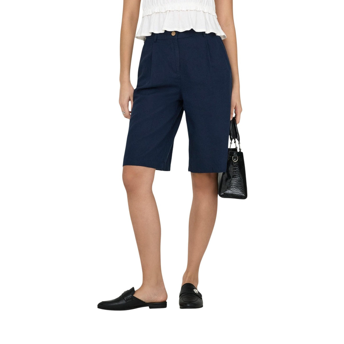 Bermuda Loose Fit; lunghezza ginocchio, passanti, chiusura a bottoni, tessuto intrecciato. La scelta versatile per uno stile senza tempo. Colore blu. Vista frontale